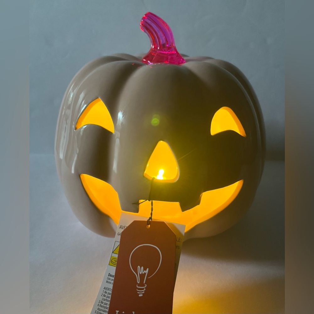 NWT 💖🎃💖 Goblin and Ghoul 8” LED Jack o lantern HOT PINK Ceramic Pumpkin - Picture 3 of 6